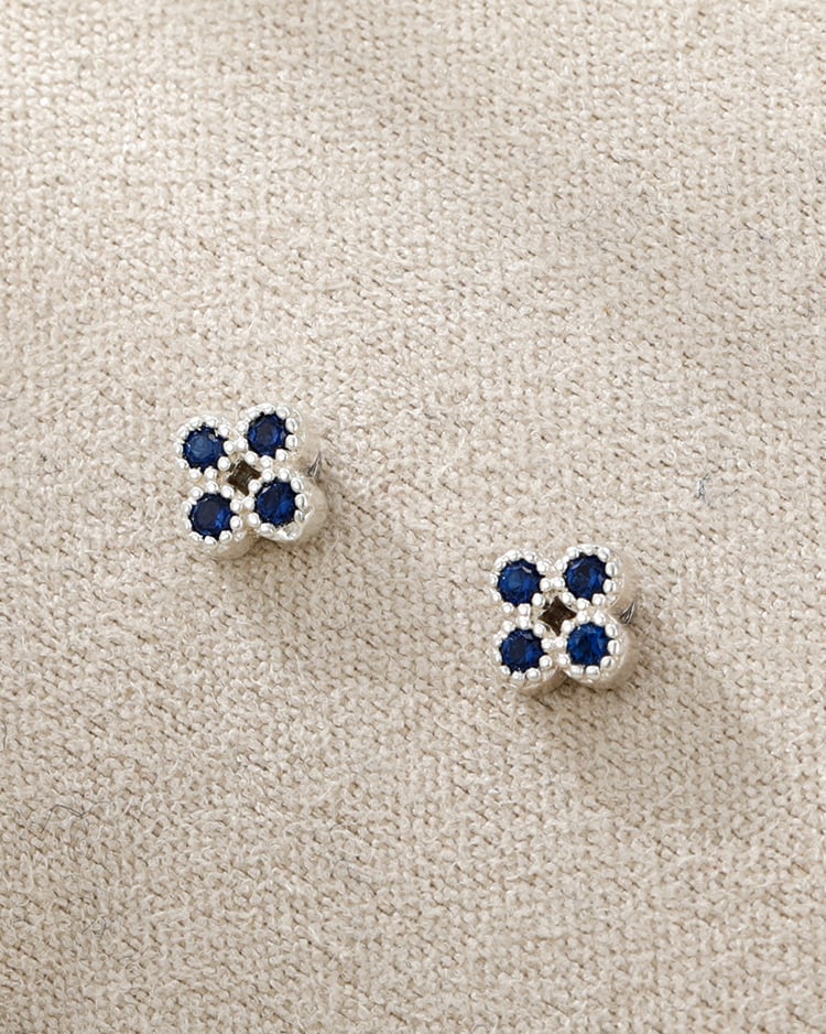 湛藍星芒四瓣花 耳針/無耳洞黏貼式耳環 場景展示