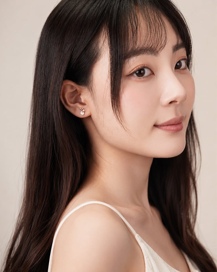 小巧晶瑩萌兔 耳針/無耳洞黏貼式耳環 模特兒展示