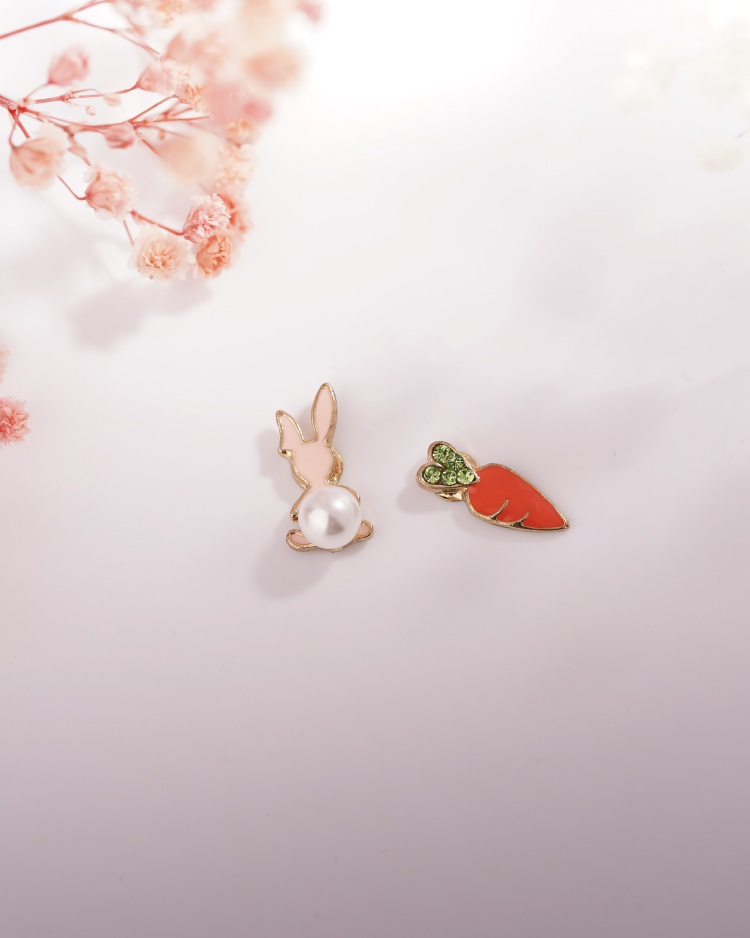 兔子與胡蘿蔔不對稱 耳針/無耳洞黏貼式耳環 場景展示