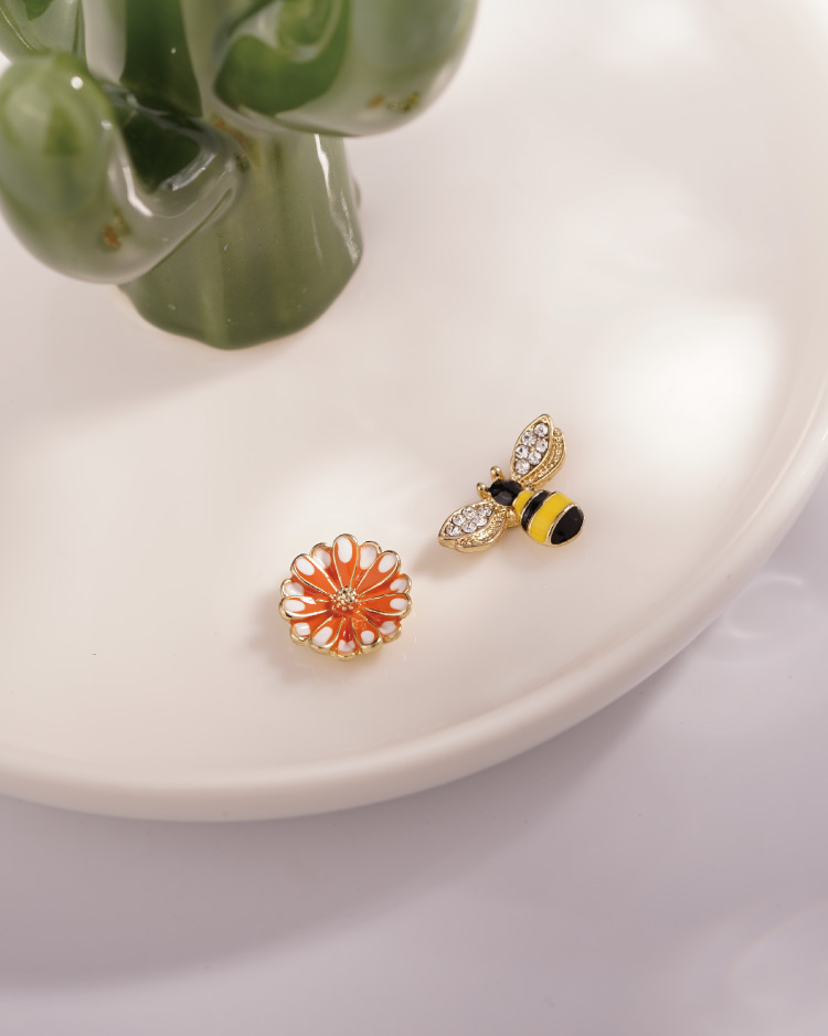 甜美小蜜蜂雛菊不對稱  耳針/無耳洞黏貼式耳環 場景展示