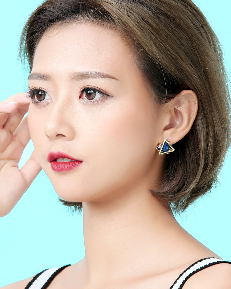 韓版時尚幾何三角 耳針/無耳洞黏貼式耳環 模特兒展示