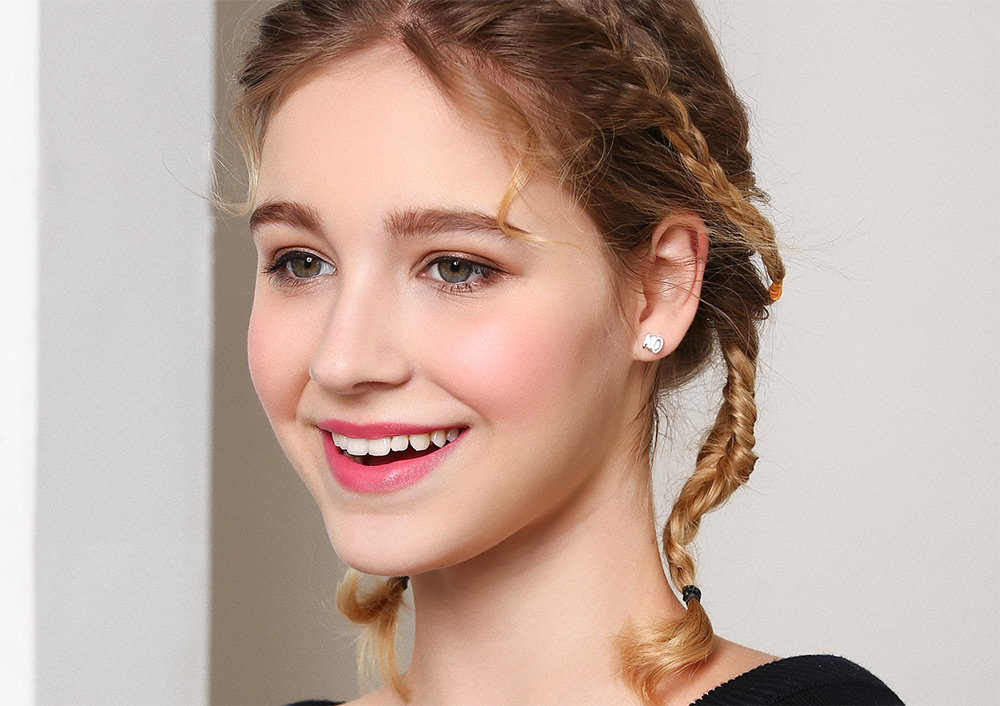 【春游新品大赏 89折】个性英文字母黏式耳环