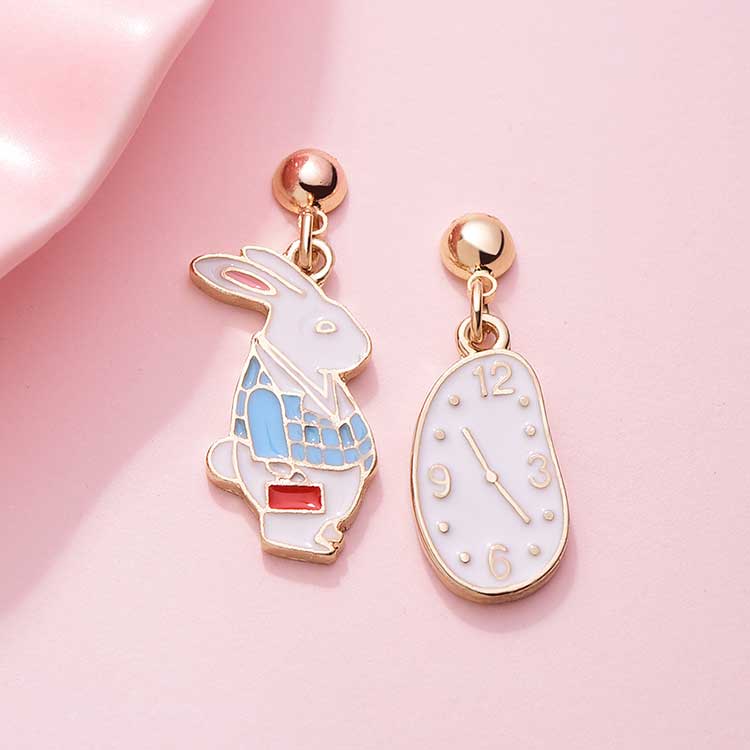 愛麗絲鐘錶與兔子 耳針/黏式耳環，桌上展示。
