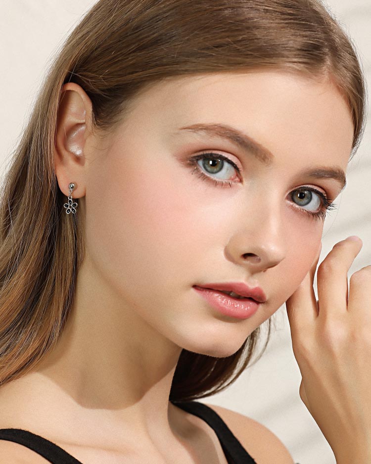 優雅黑色雛菊花朵 耳針/無耳洞黏貼式耳環 模特兒展示