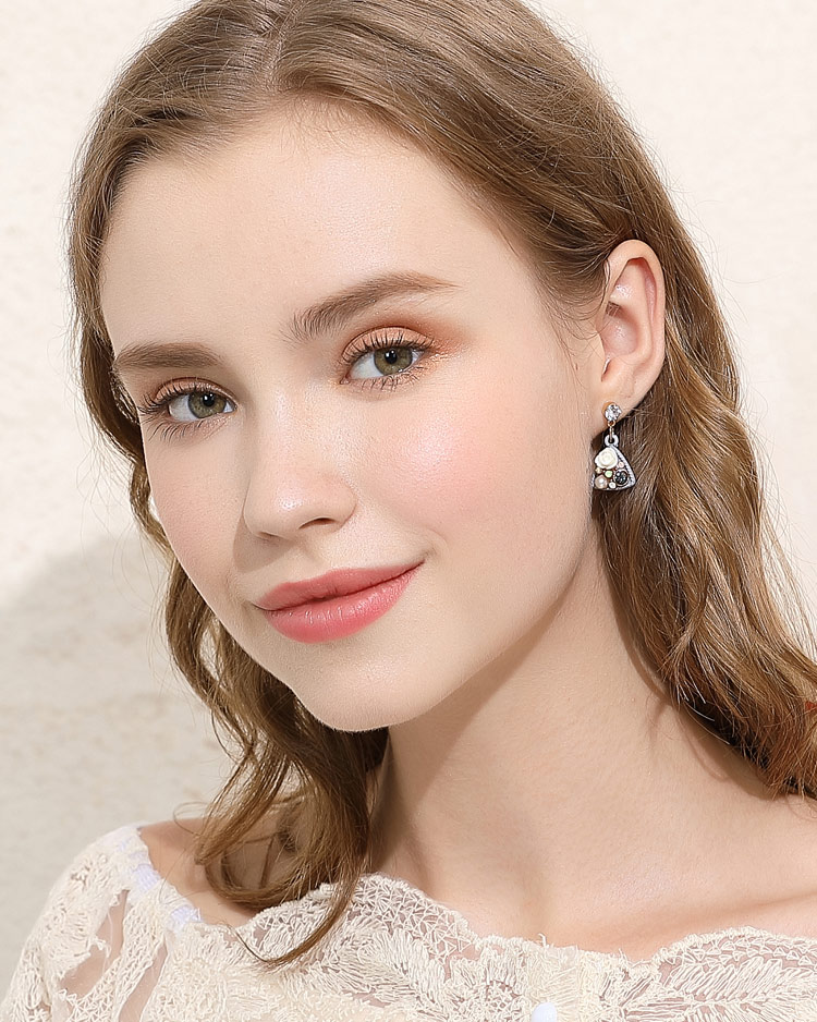 優雅絢爛珍珠花卉 耳針/無耳洞黏貼式耳環 模特兒展示
