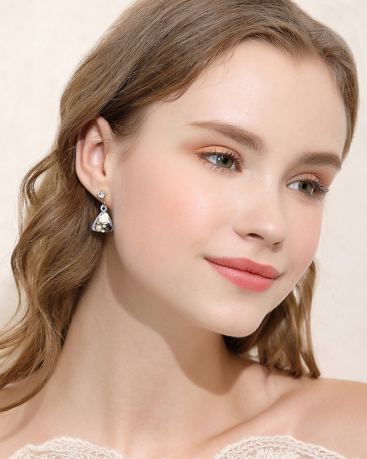 優雅絢爛珍珠花卉 耳針/無耳洞黏貼式耳環 模特兒展示