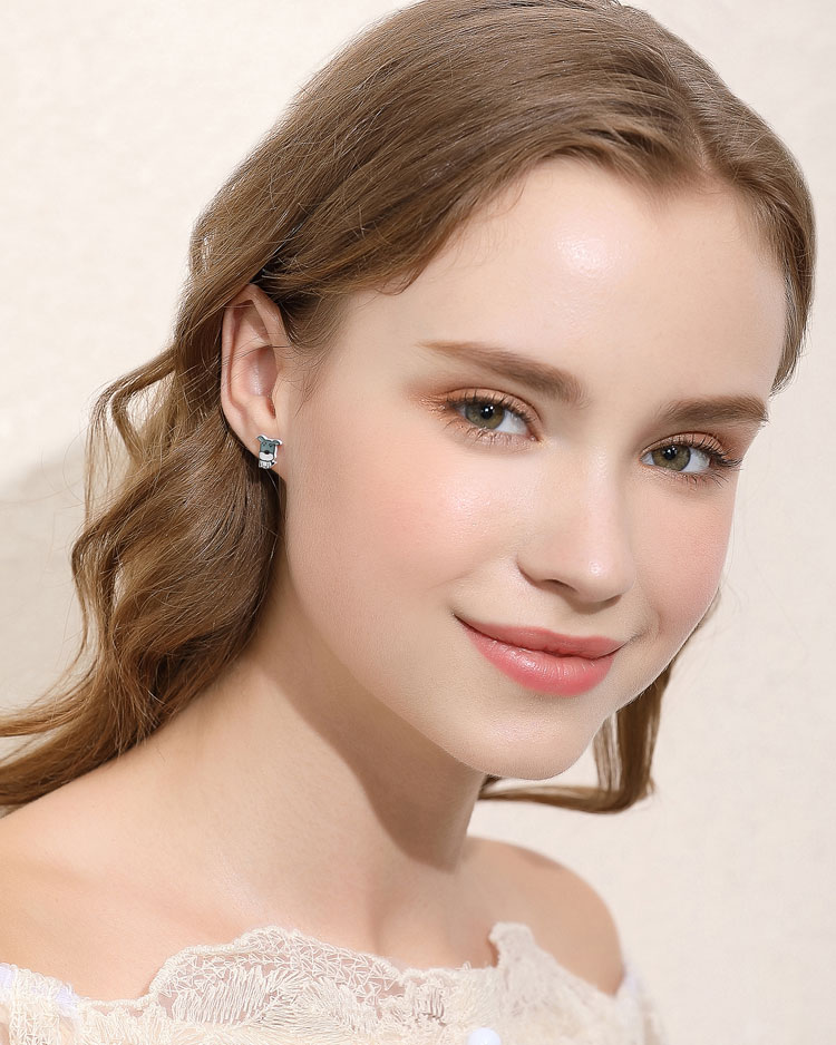 萌趣雪納瑞熱縮片 無耳洞黏貼式耳環 模特兒展示