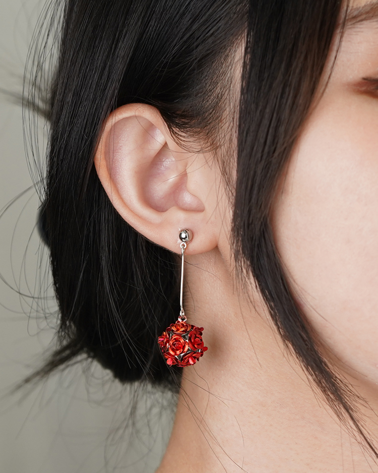 優雅玫瑰花朵 無耳洞黏貼式耳環 模特兒展示