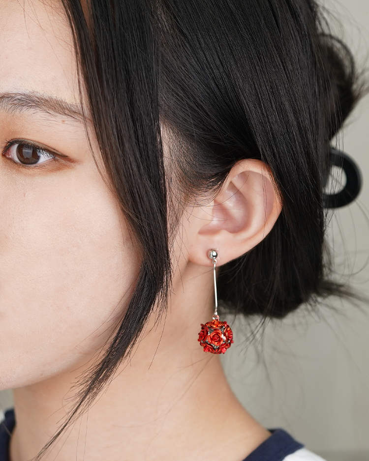 優雅玫瑰花朵 無耳洞黏貼式耳環 模特兒展示