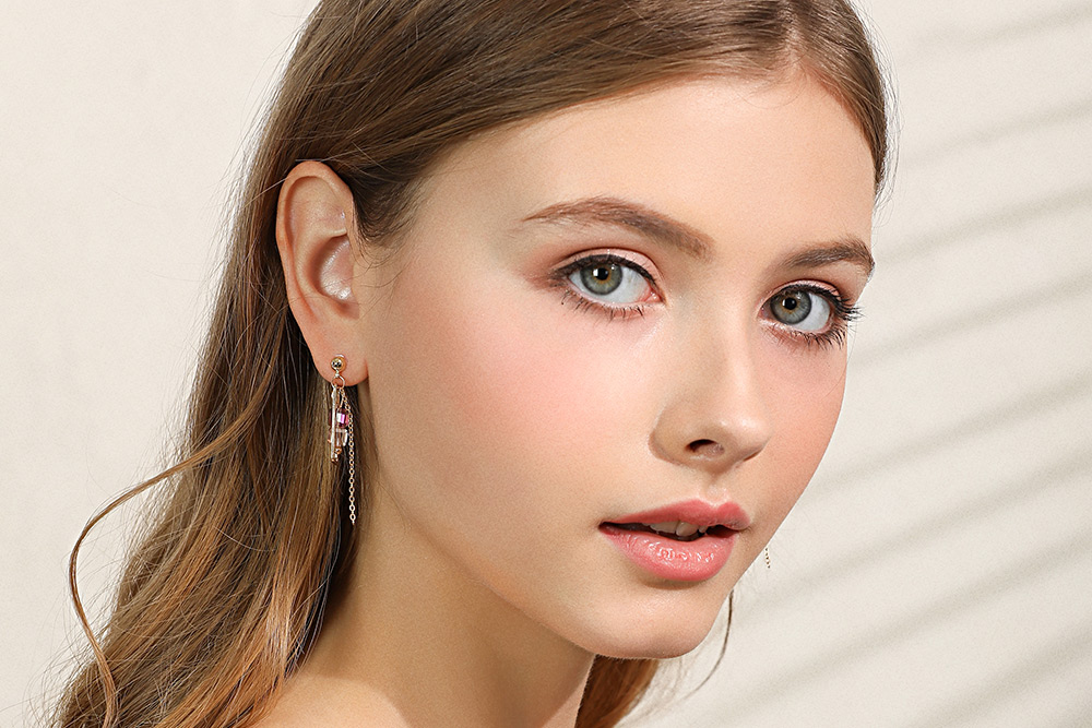 模特儿配戴展示:篓空几何方方形,清新百搭的小方糖造型,无耳洞黏贴式