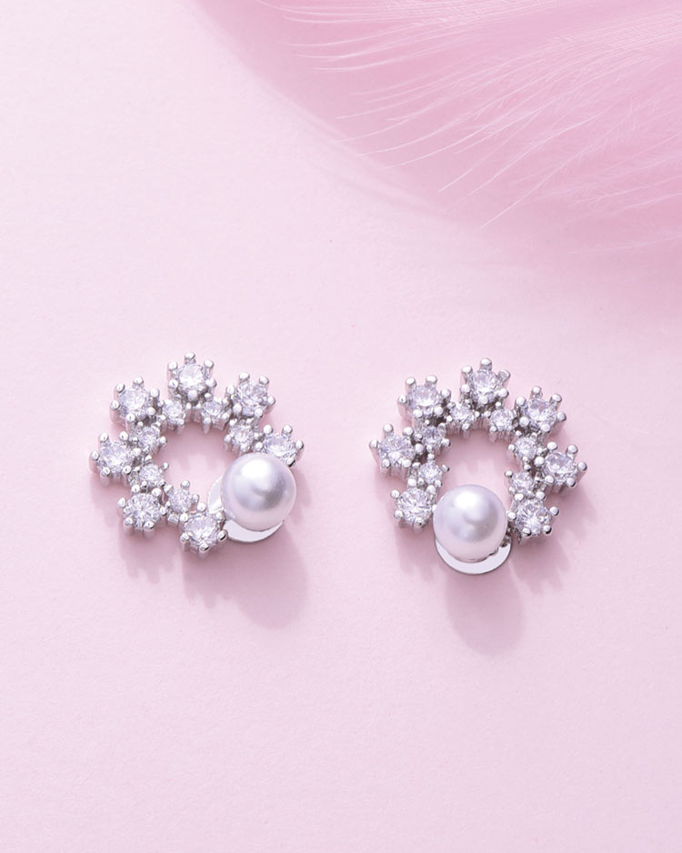 優雅珍珠花環鑲鑽 無耳洞黏貼式耳環 場景展示