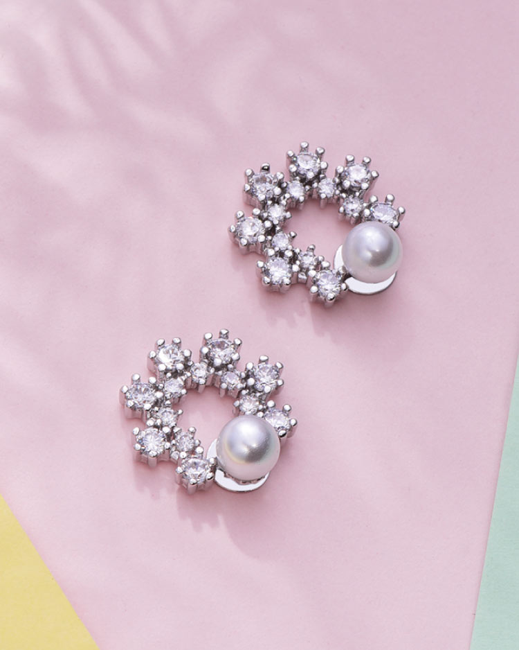 優雅珍珠花環鑲鑽 無耳洞黏貼式耳環 場景展示