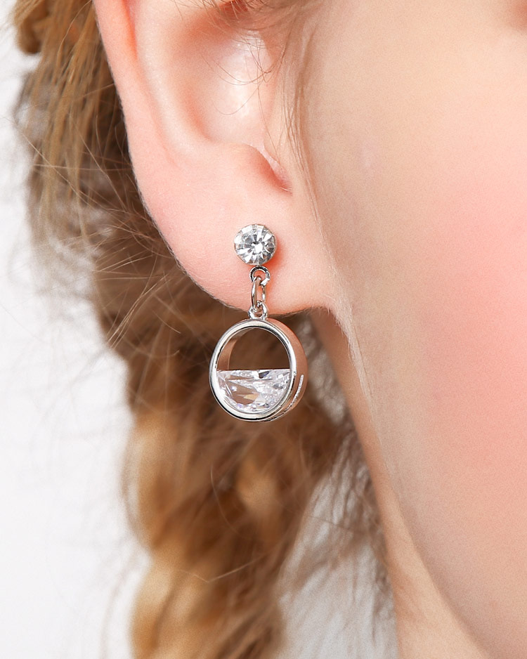韓系優雅簍空半鑽 耳針/無耳洞黏貼式耳環 模特兒展示