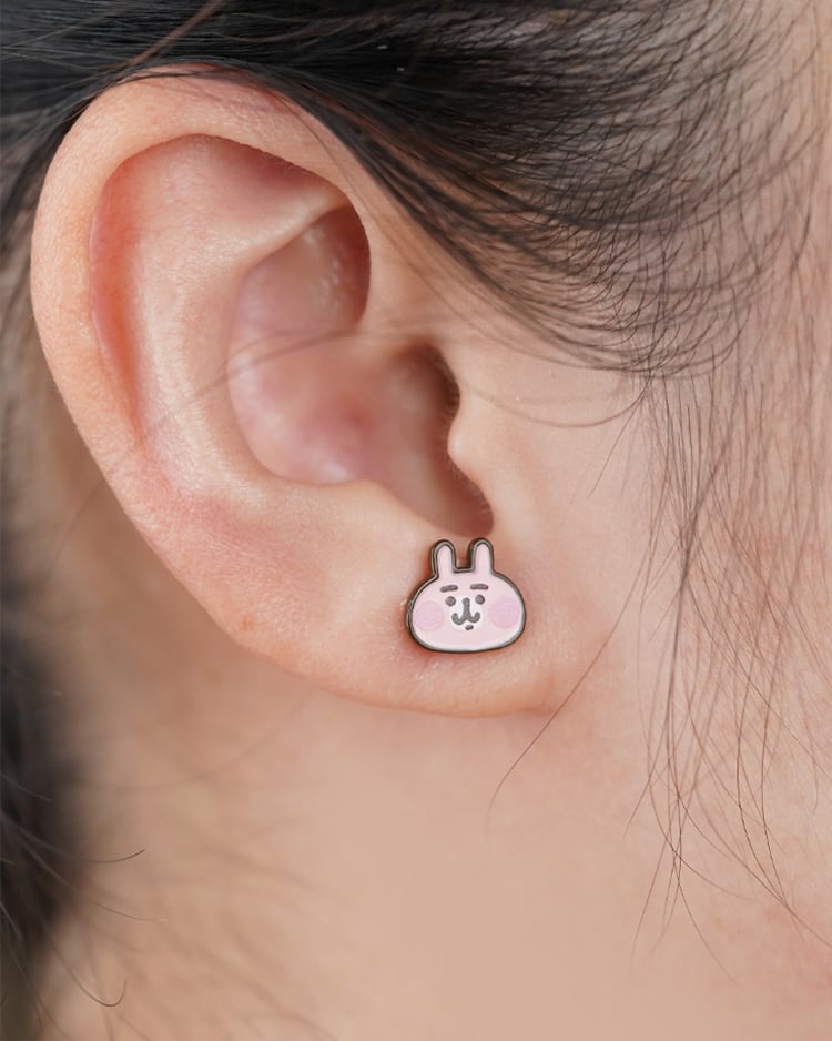 卡娜赫拉的小動物 粉紅兔兔系列 眉頭皺皺  無耳洞黏貼式耳環  無耳洞黏貼式耳環 模特兒展示