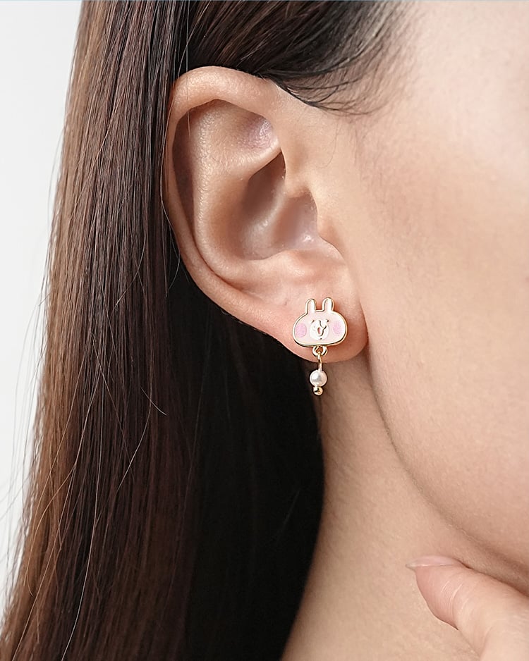 卡娜赫拉的小動物 兔兔小珍珠 無耳洞黏貼式耳環 模特兒展示