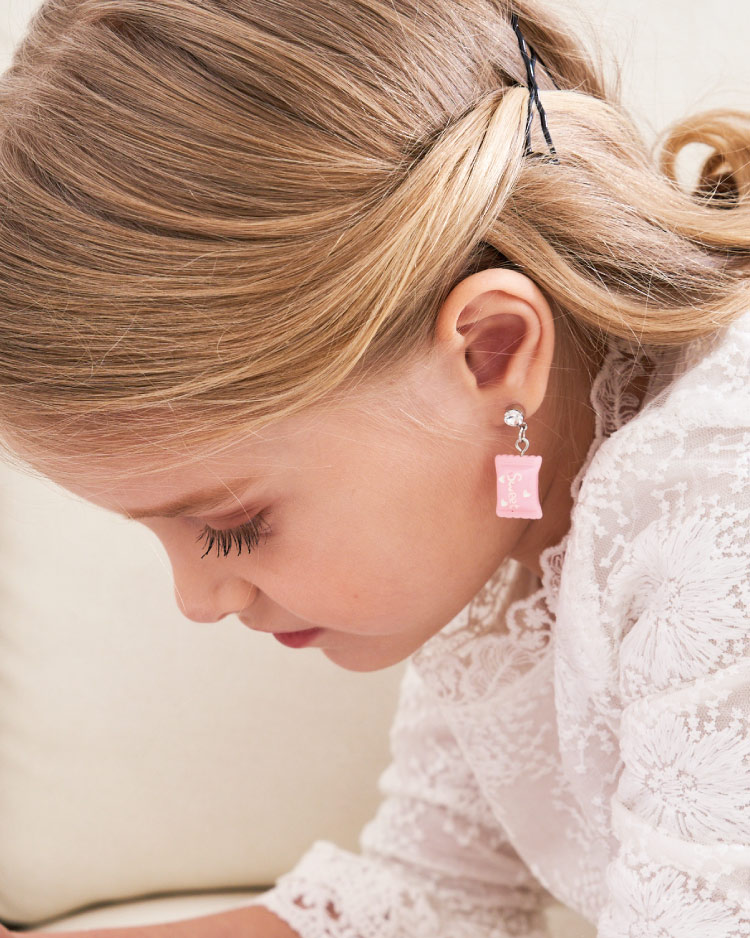 粉嫩可愛小糖果 無耳洞黏貼式耳環 模特兒展示