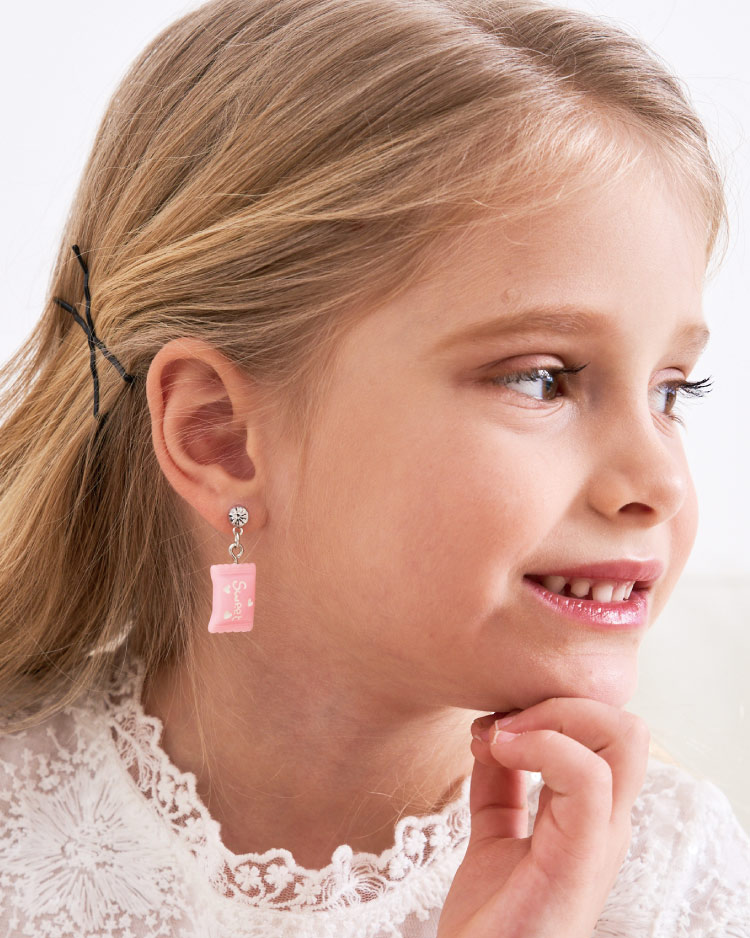 粉嫩可愛小糖果 無耳洞黏貼式耳環 模特兒展示
