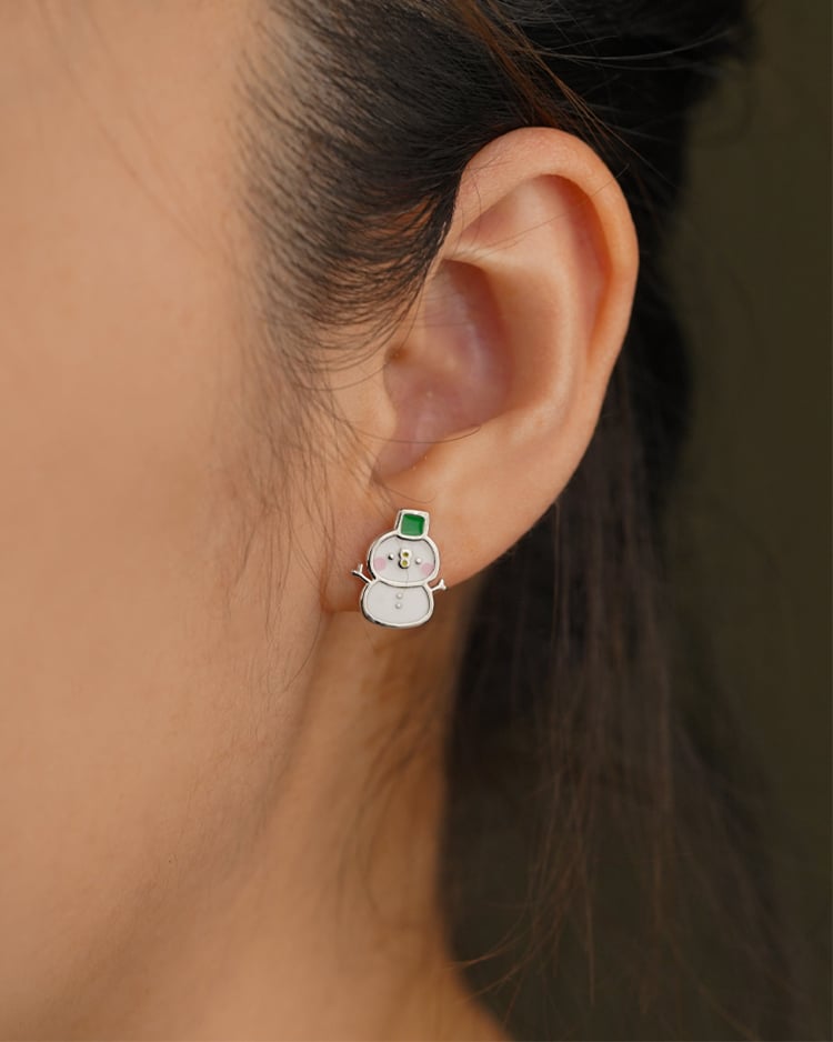 卡娜赫拉的小動物 聖誕兔兔與P助雪人 無耳洞黏貼式耳環 模特兒展示
