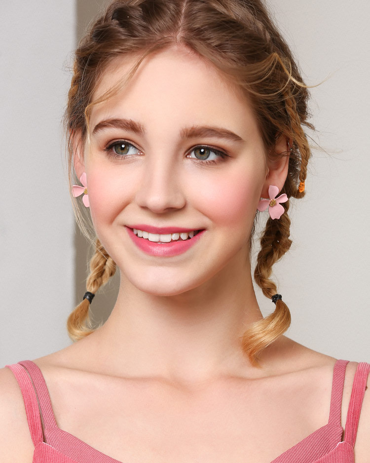 粉嫩少女心優雅花瓣 無耳洞黏貼式耳環 模特兒展示