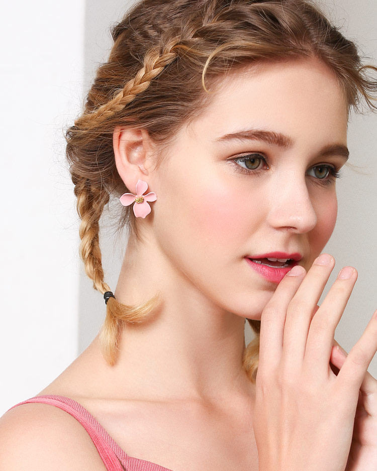 粉嫩少女心優雅花瓣 無耳洞黏貼式耳環 模特兒展示