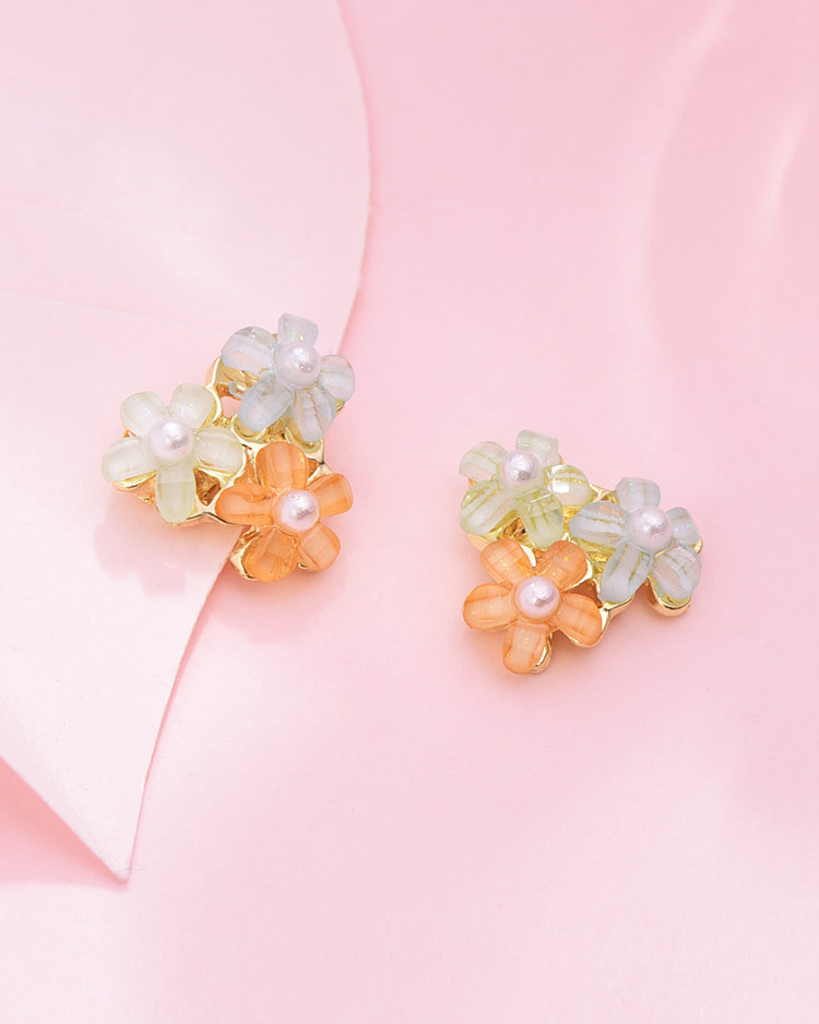 清新可愛珍珠花朵 無耳洞黏貼式耳環 場景展示