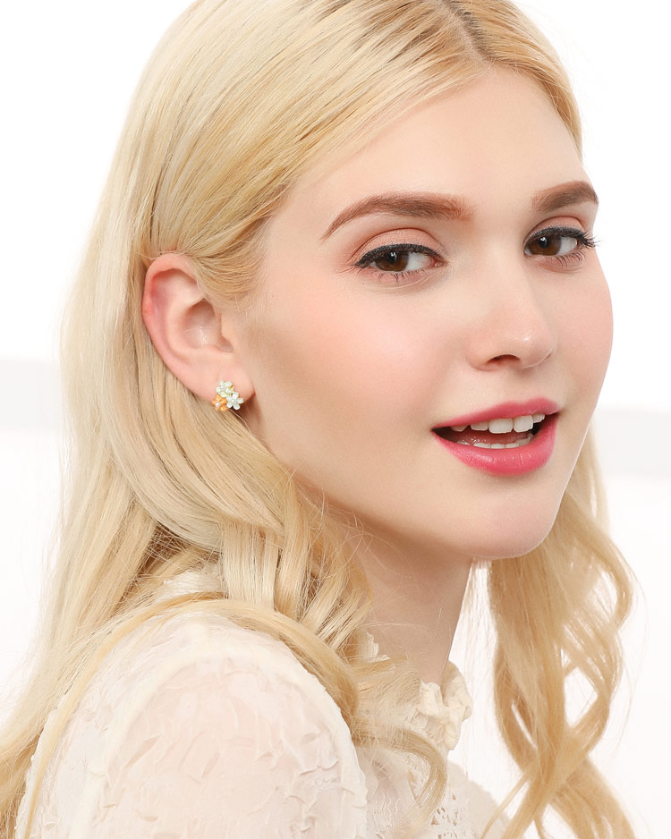 清新可愛珍珠花朵 無耳洞黏貼式耳環 模特兒展示