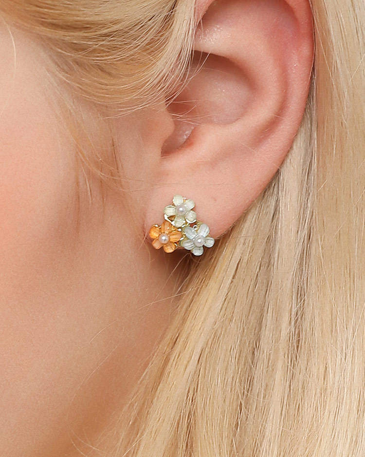 清新可愛珍珠花朵 無耳洞黏貼式耳環 模特兒展示