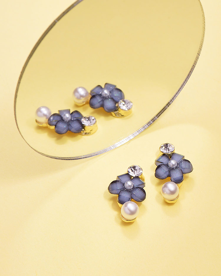 氣質鑲鑽珍珠花朵 無耳洞黏貼式耳環 場景展示