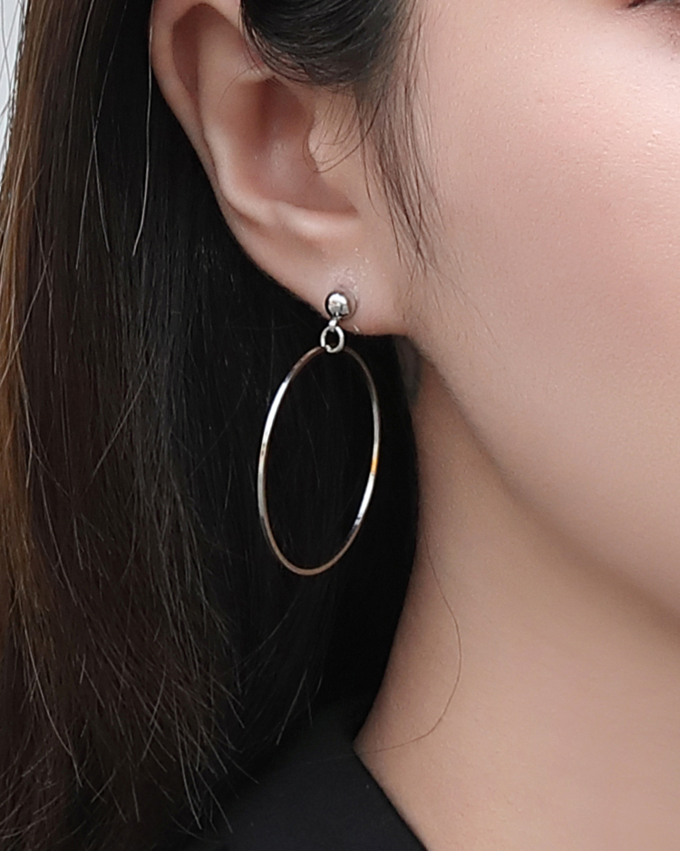 經典簡約金屬圓環 無耳洞黏貼式耳環 模特兒展示