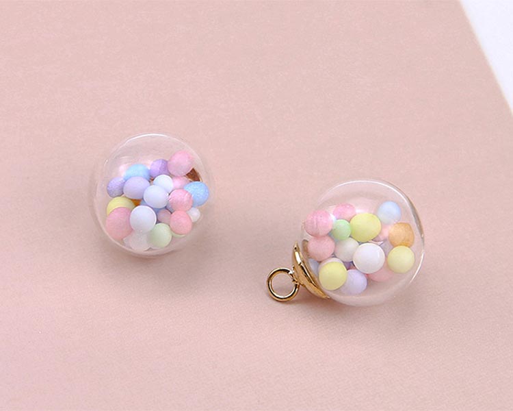 彩色泡泡透明玻璃球 黏式耳環，桌上展示。