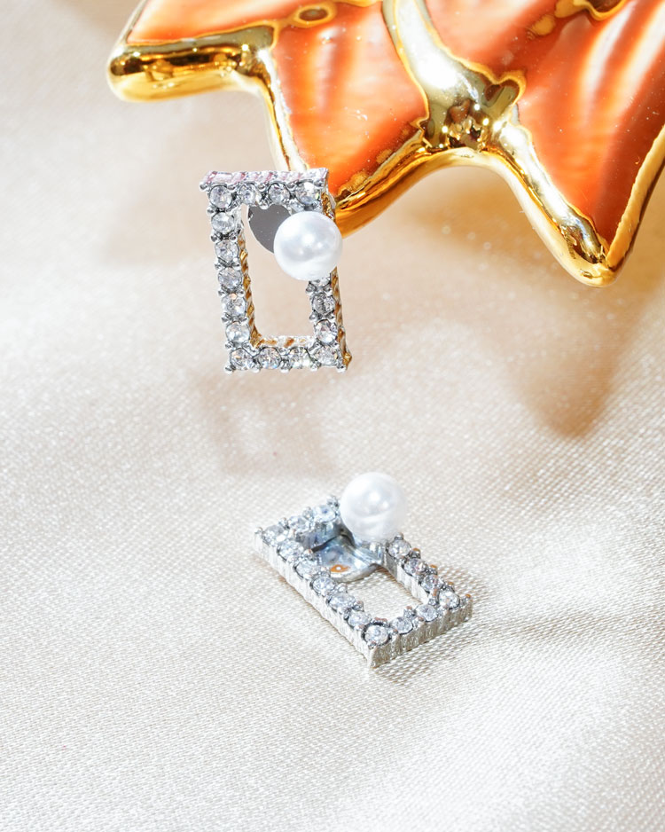 氣質珍珠簍空鑲鑽方形 無耳洞黏貼式耳環 場景展示