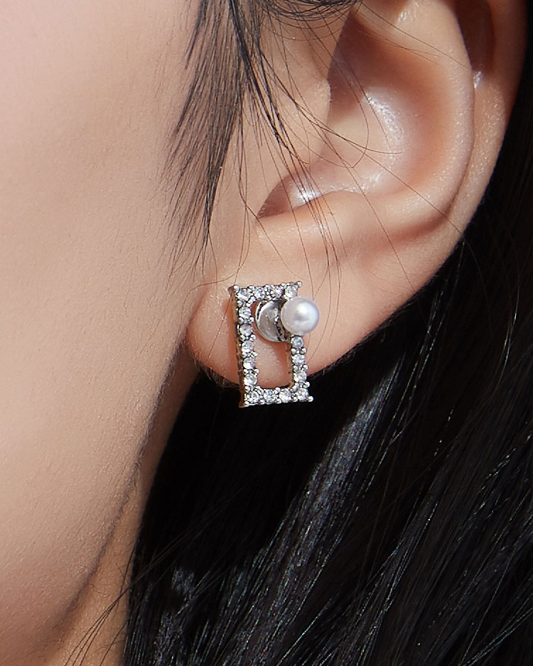 氣質珍珠簍空鑲鑽方形 無耳洞黏貼式耳環 模特兒展示