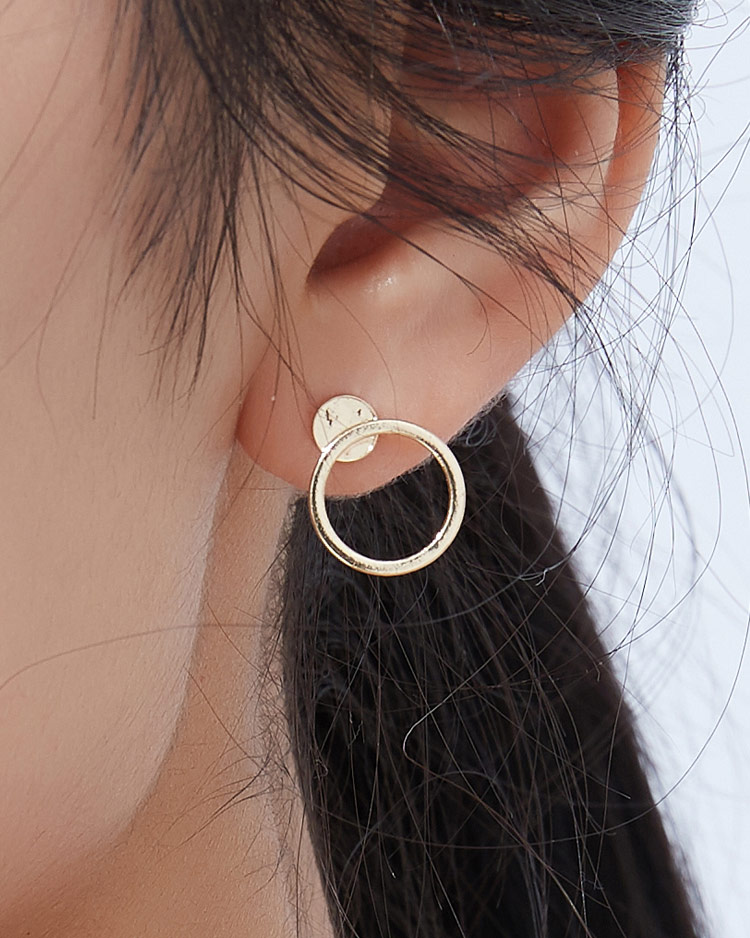 簡約小巧經典圓環 無耳洞黏貼式耳環 模特兒展示