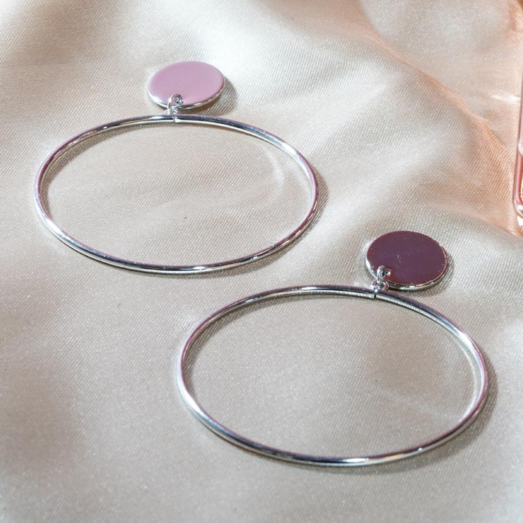氣質簡約金屬圓環 無耳洞黏貼式耳環，桌上展示。