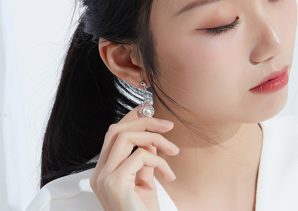 模特儿配戴展示:u形合金造型打造,耀眼水钻搭配洁白珍珠,展现女性优雅