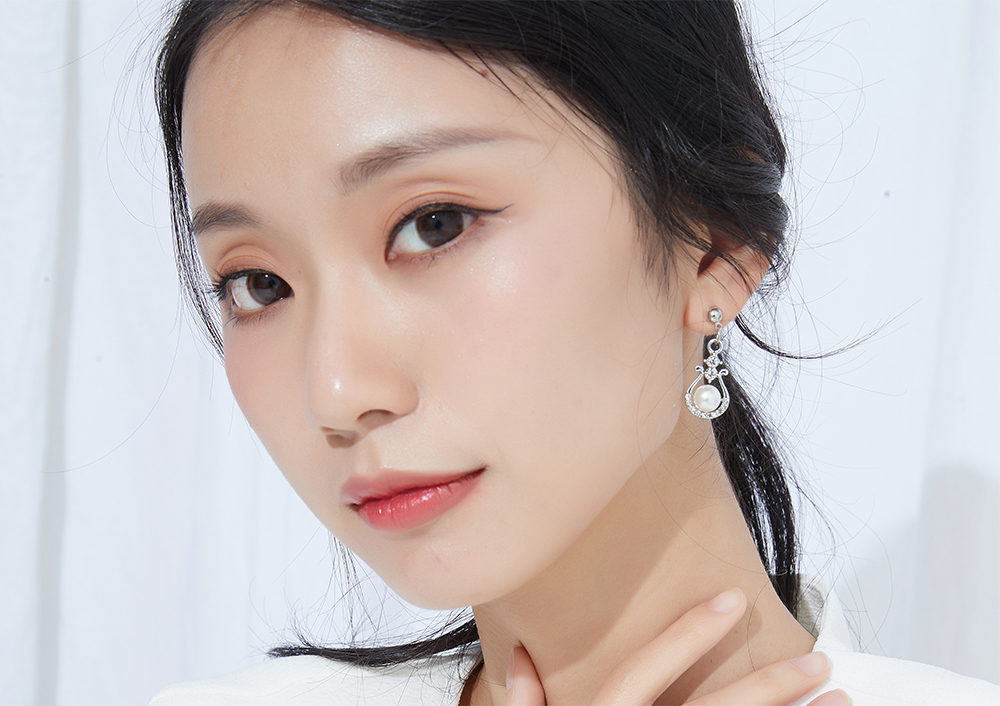 模特儿配戴展示:u形合金造型打造,耀眼水钻搭配洁白珍珠,展现女性优雅
