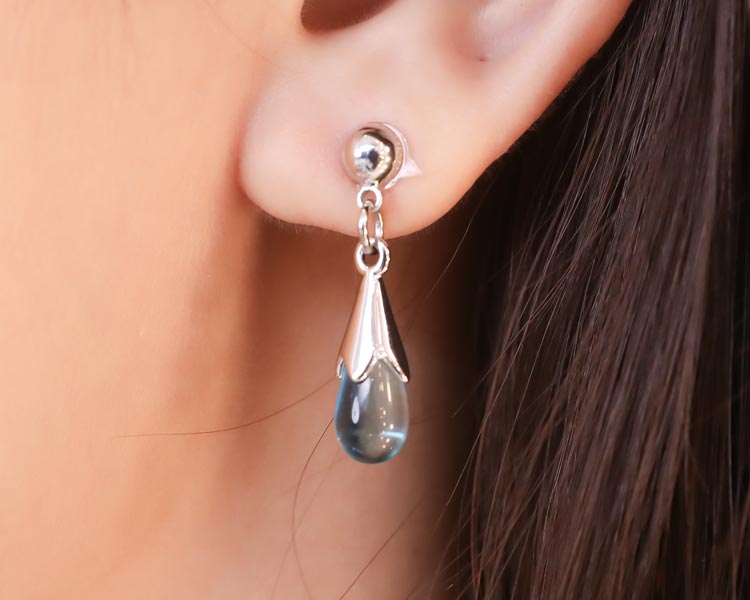 模特兒配戴展示: 氣質晶藍透亮水滴 耳針/無耳洞黏貼式耳環