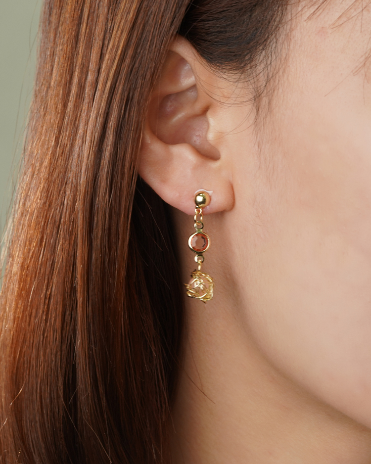 時尚寶石簍空繞線 無耳洞黏貼式耳環 模特兒展示