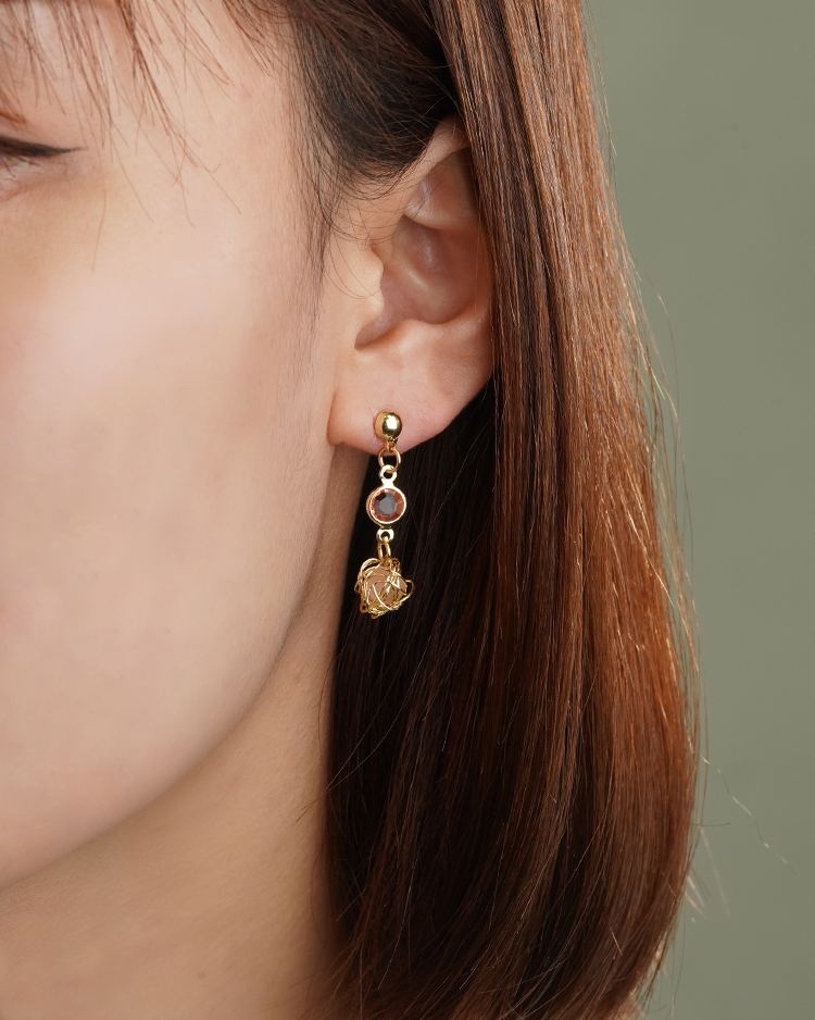 時尚寶石簍空繞線 無耳洞黏貼式耳環 模特兒展示