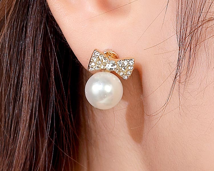 模特兒配戴展示: 甜心鑲鑽蝴蝶結珍珠 無耳洞黏貼式耳環