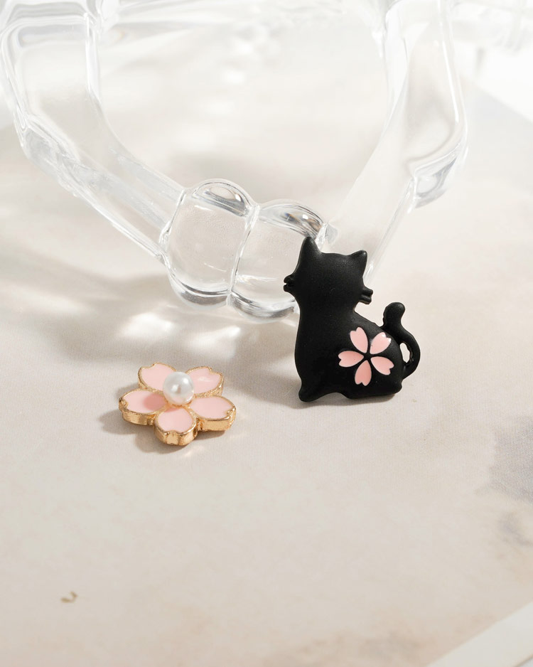 嫩粉櫻花小貓不對稱 無耳洞黏貼式耳環  場景展示