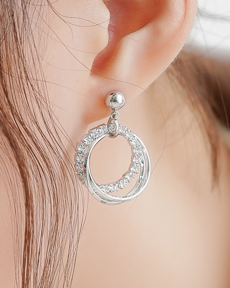 時尚優雅三環鑲鑽 無耳洞黏貼式耳環  模特兒展示