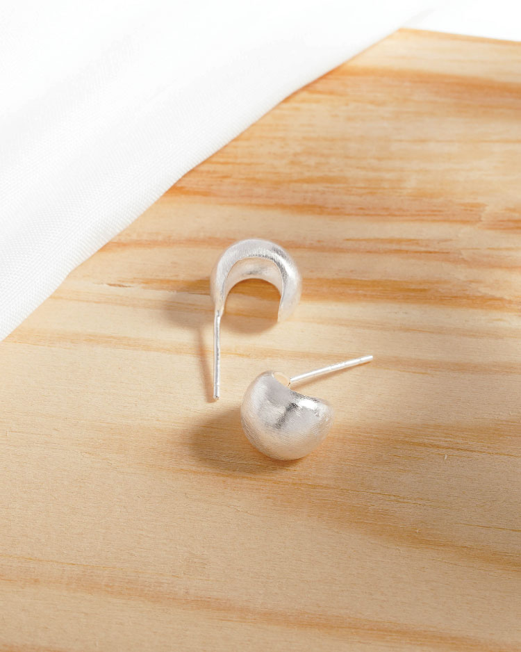 素面磨砂弧形小巧造型 耳針耳環[純銀]  場景展示
