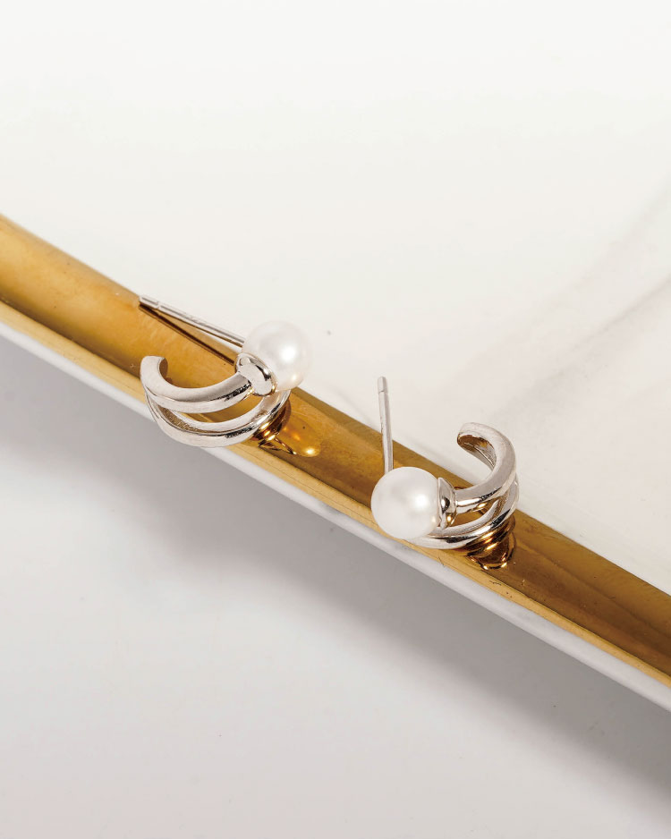 法式浪漫雙線條珍珠鏤空 耳針耳環[純銀]  場景展示