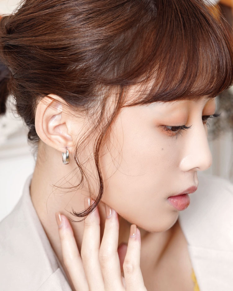 質感韓系粗環造型圓圈 耳針耳環[純銀]  模特兒展示