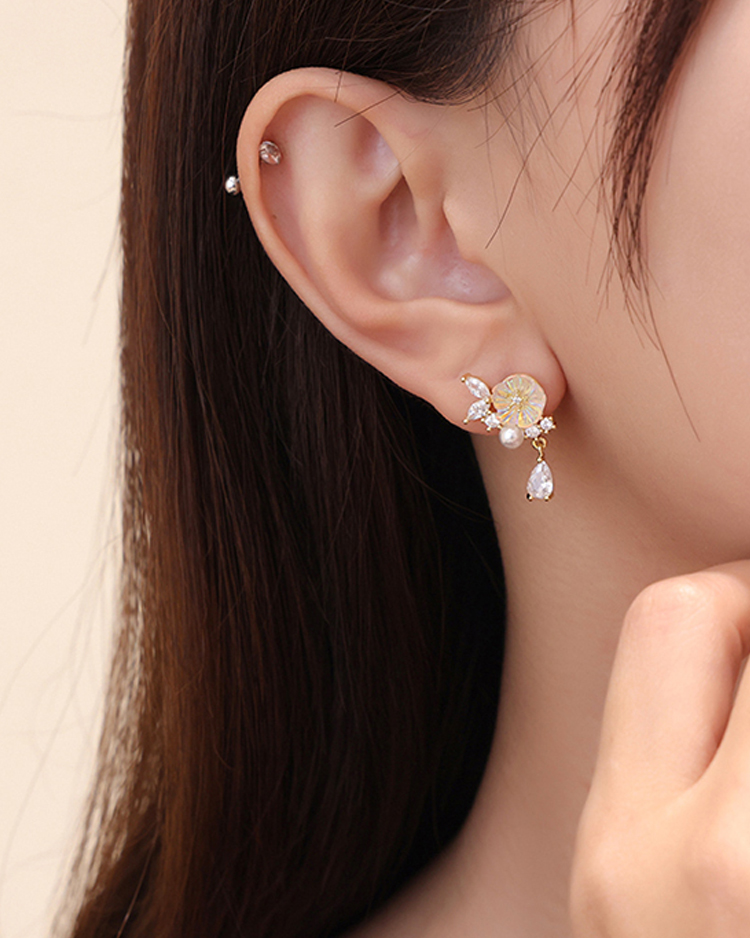清奢花朵水滴 耳針/無耳洞黏貼式耳環 模特兒展示