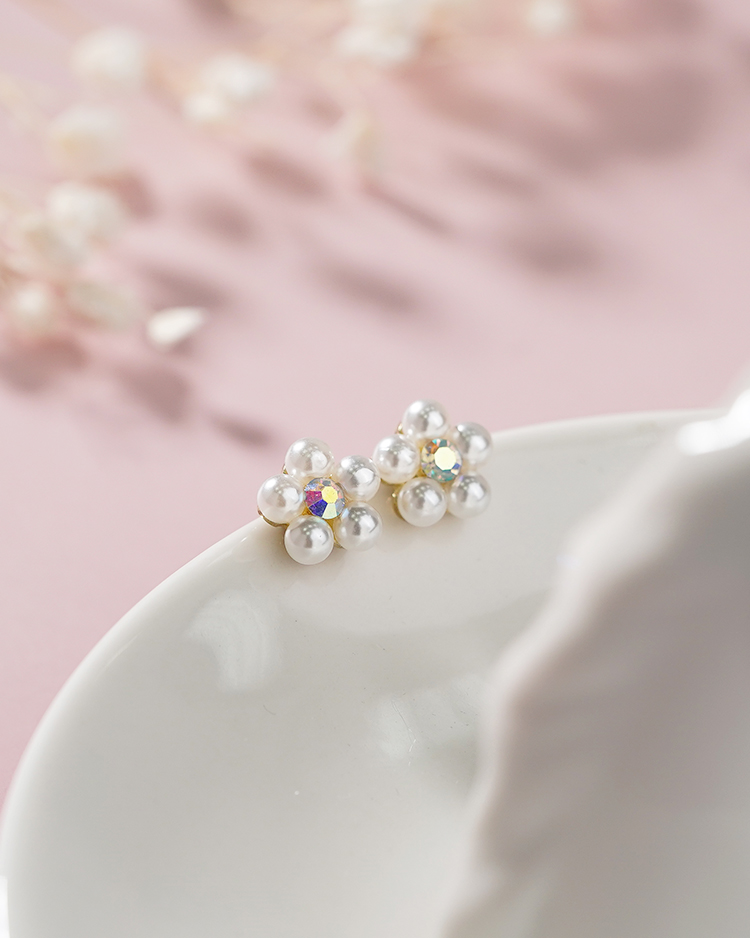 復古珍珠花朵 無耳洞黏貼式耳環 場景展示