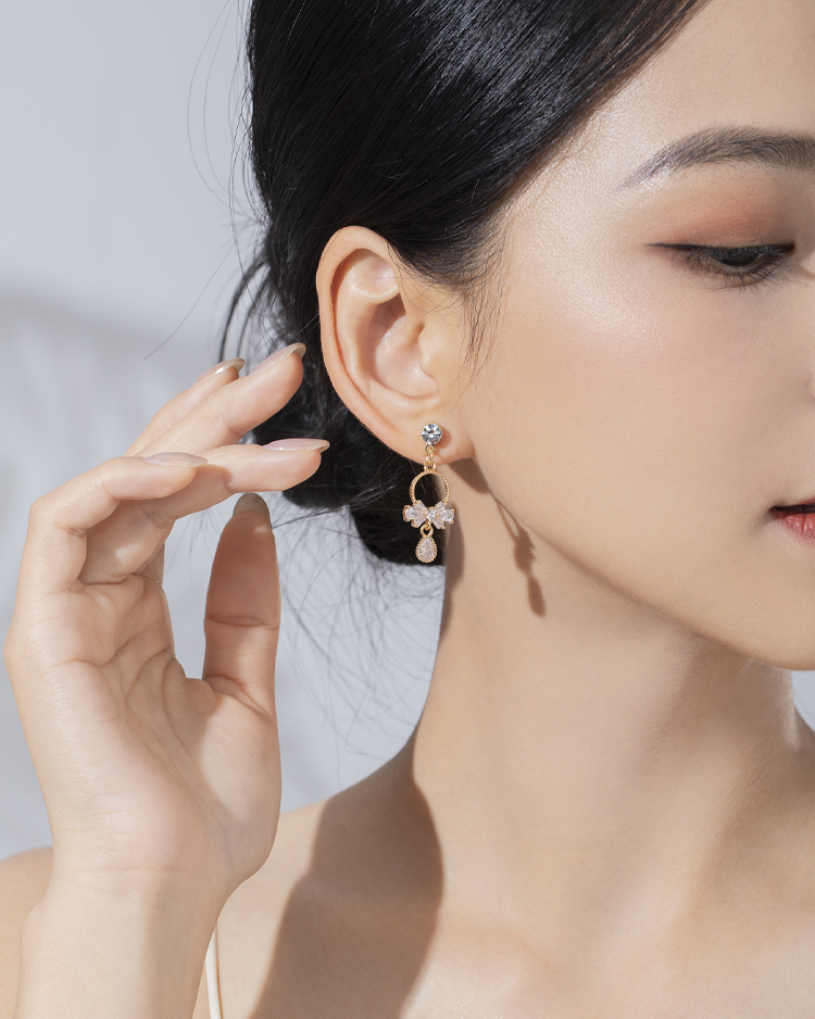 夢幻鏤空蝴蝶結輕奢 無耳洞黏貼式耳環 模特兒展示