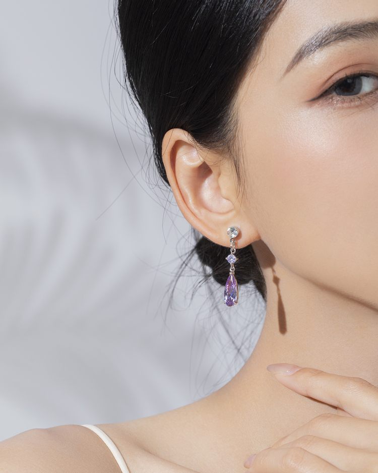 紫羅蘭水滴輕奢 無耳洞黏貼式耳環 模特兒展示