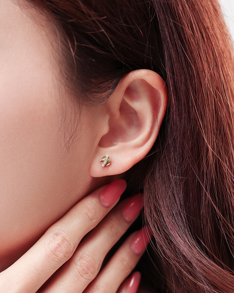 交織的信念 無耳洞黏貼式耳環 模特兒展示